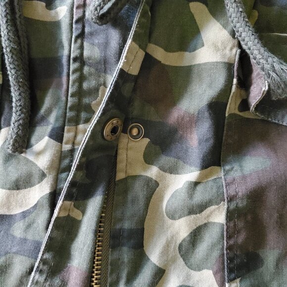 Zenana Outfitters Camouflage Utility Vest with Hood - Picture 6 of 13